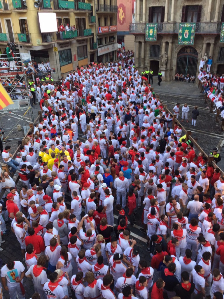 Pamplona_gelb2_Menge-vor-Rennen