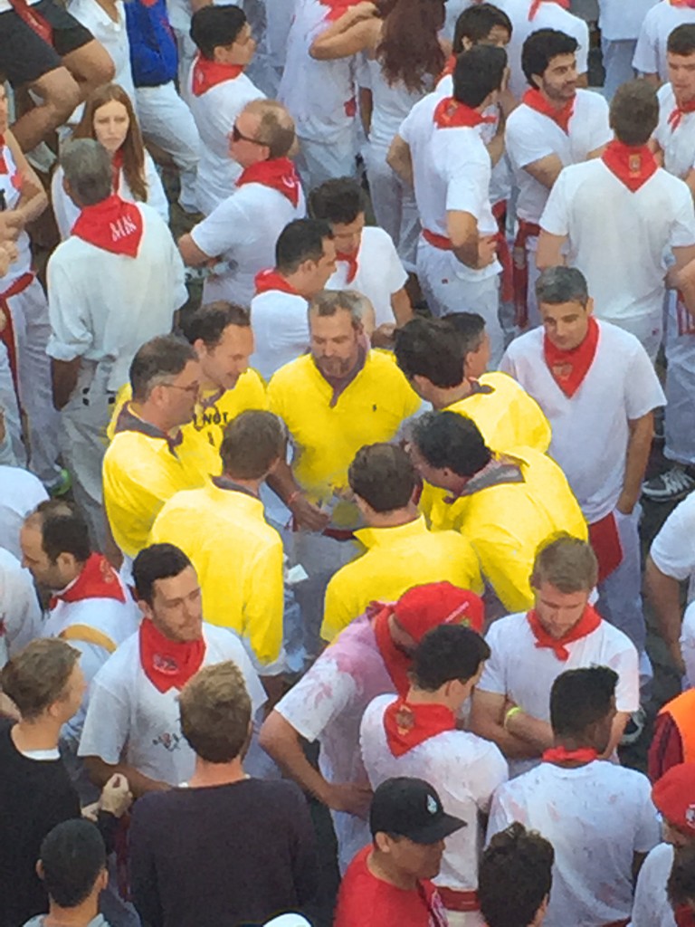 Pamplona_gelb_Taktikbesprechung